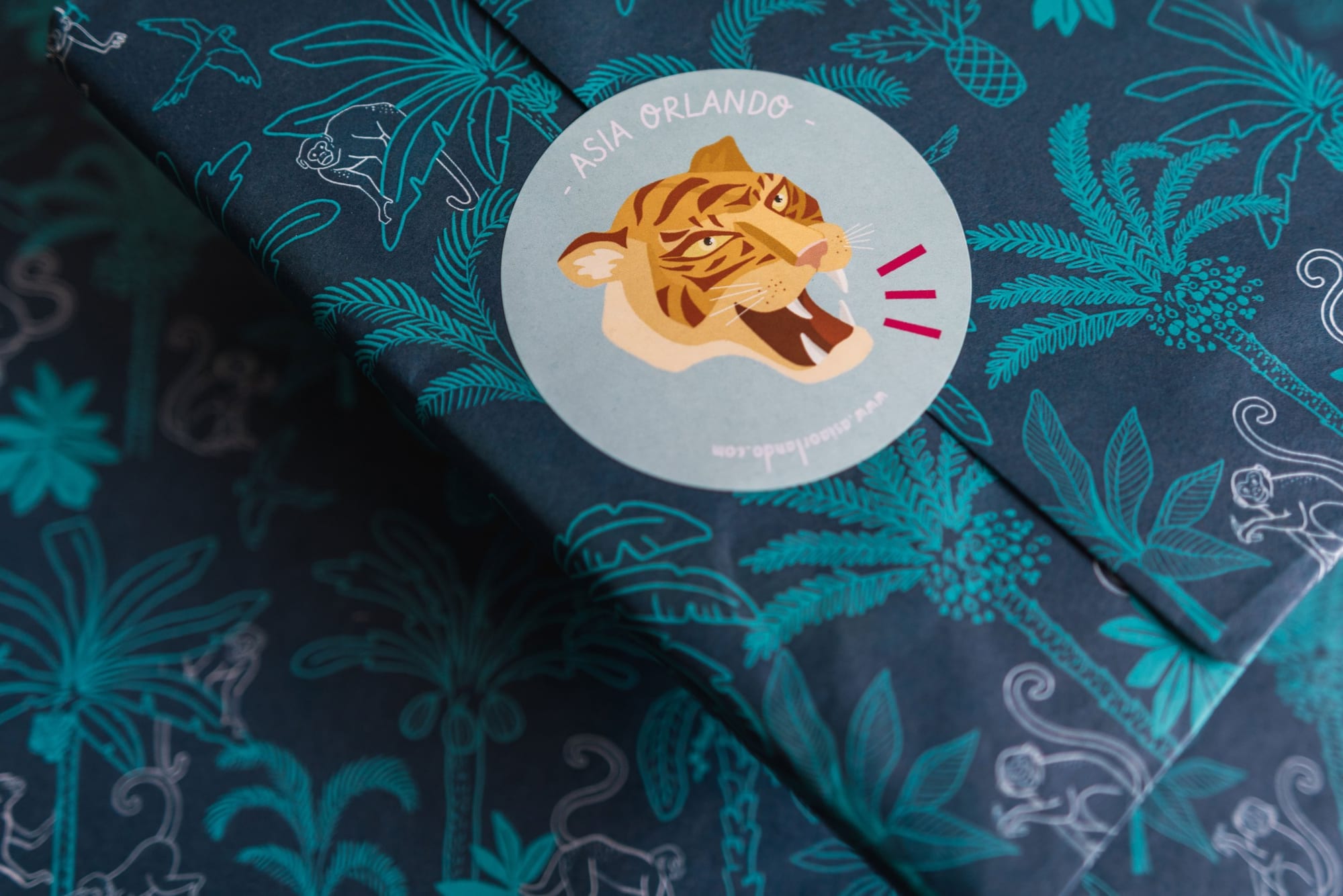 Tiger and jungle animals on a Noissue packaging mockup.