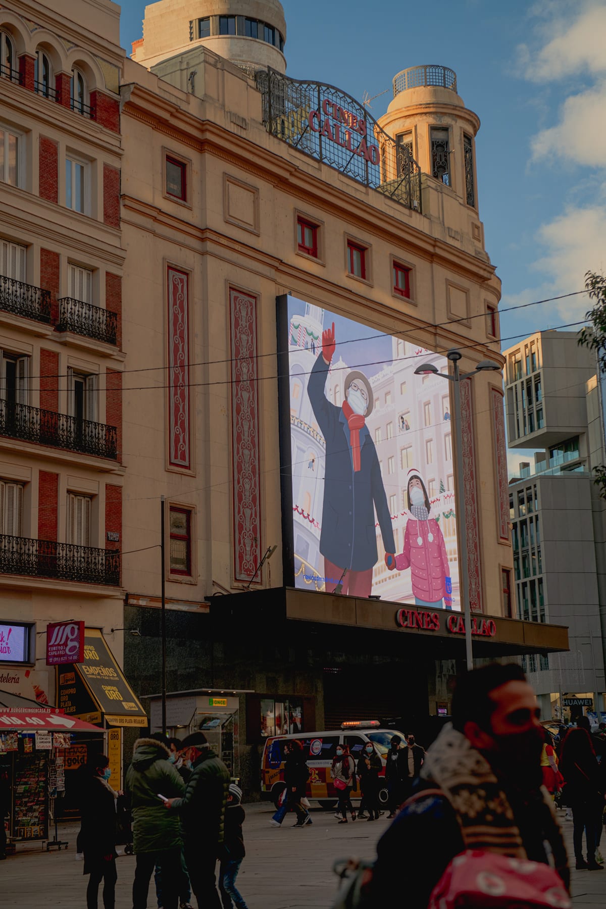 Madrid Navidad poster mounted on the Cines Callao building.
